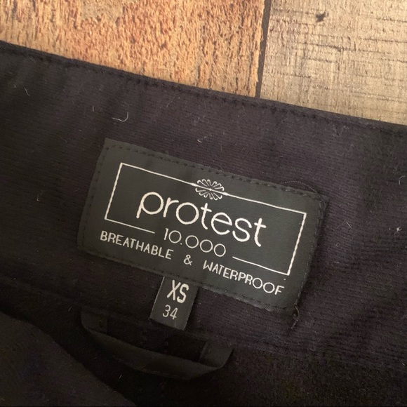 Protest strip soft shell ski pant in black - XS - Picture 3 of 8
